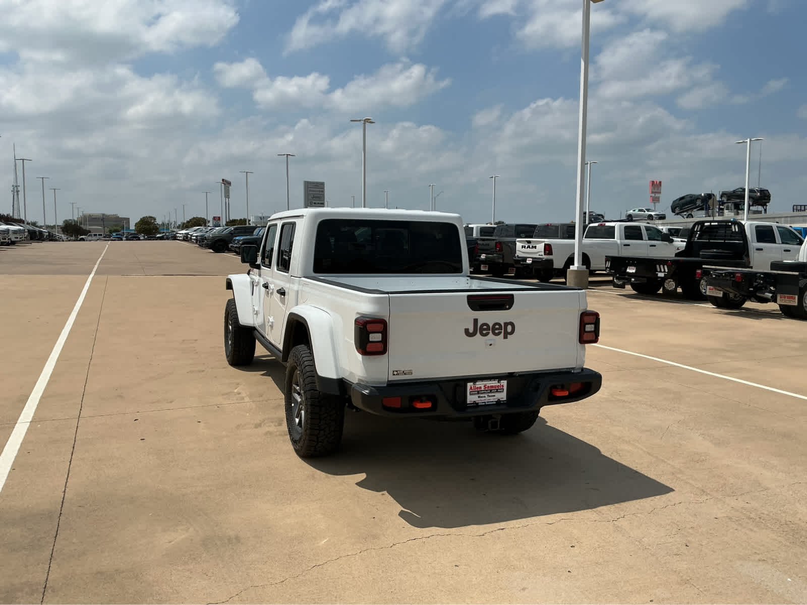New 2026 Bright White Clear-Coat Exterior Paint Jeep Mojave image 11