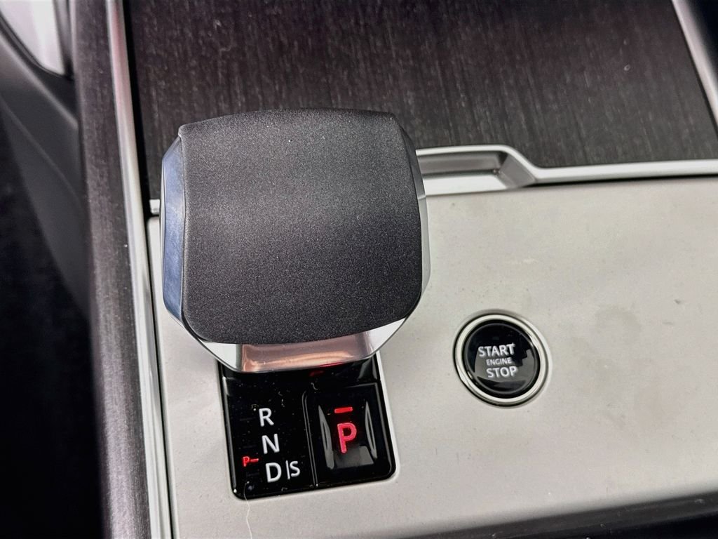 New 2026 Fuji White Land Rover SE image 18
