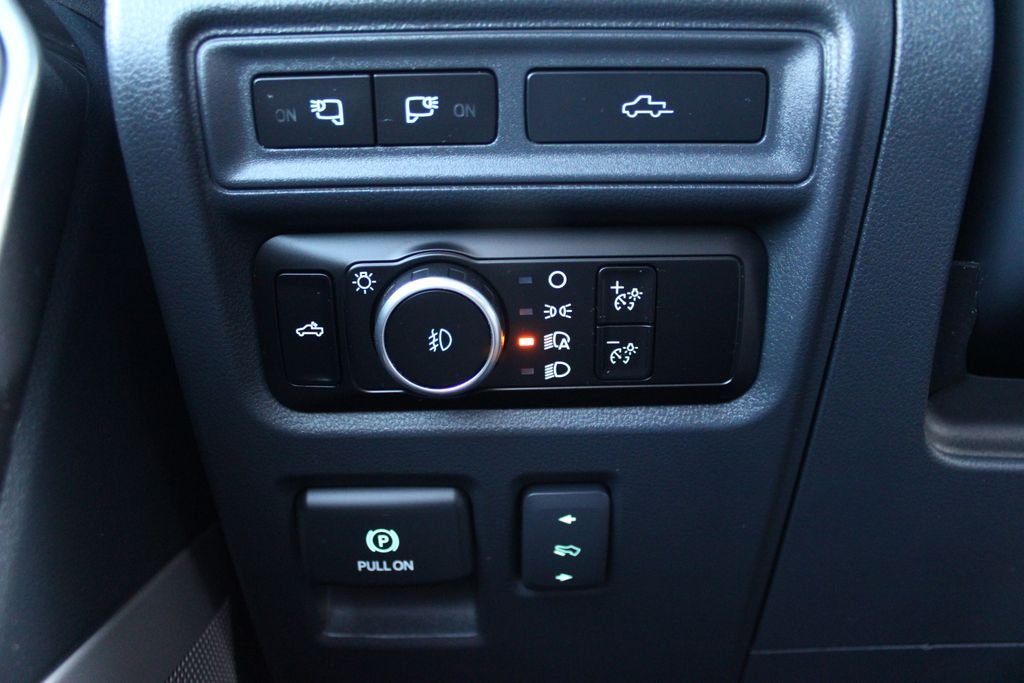 Used 2023  Ford Lariat image 22