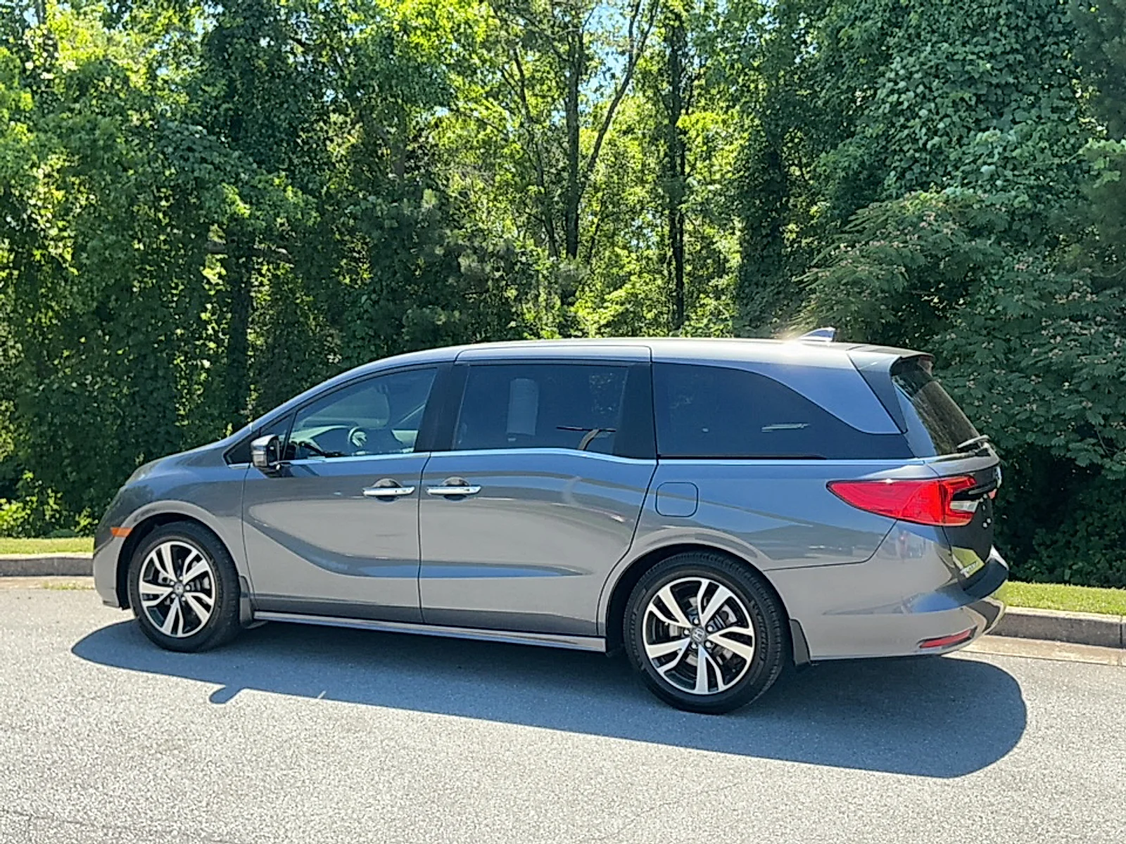 Used 2023 Modern Steel Metallic Honda Touring image 3