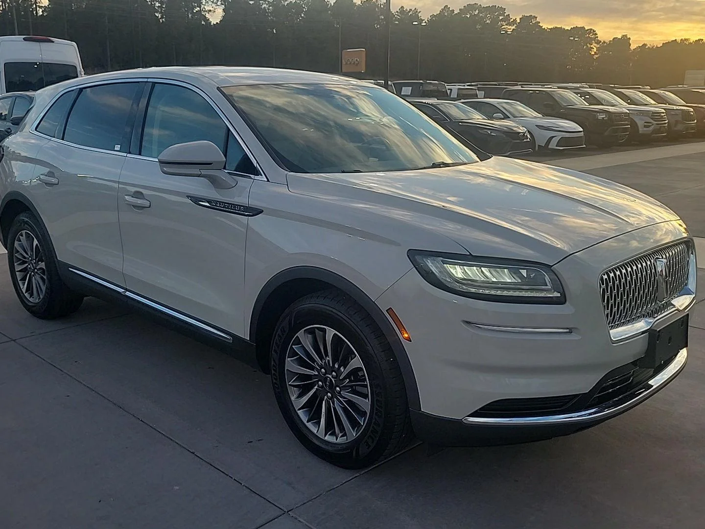Used 2021 Ceramic Pearl Lincoln Standard image 22