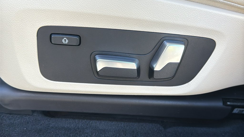 Used 2020 Alpine White BMW xDrive30i image 11