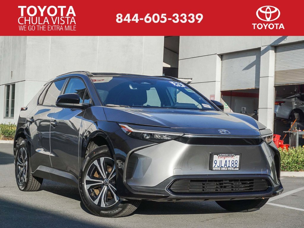 Used 2023  Toyota XLE image 1