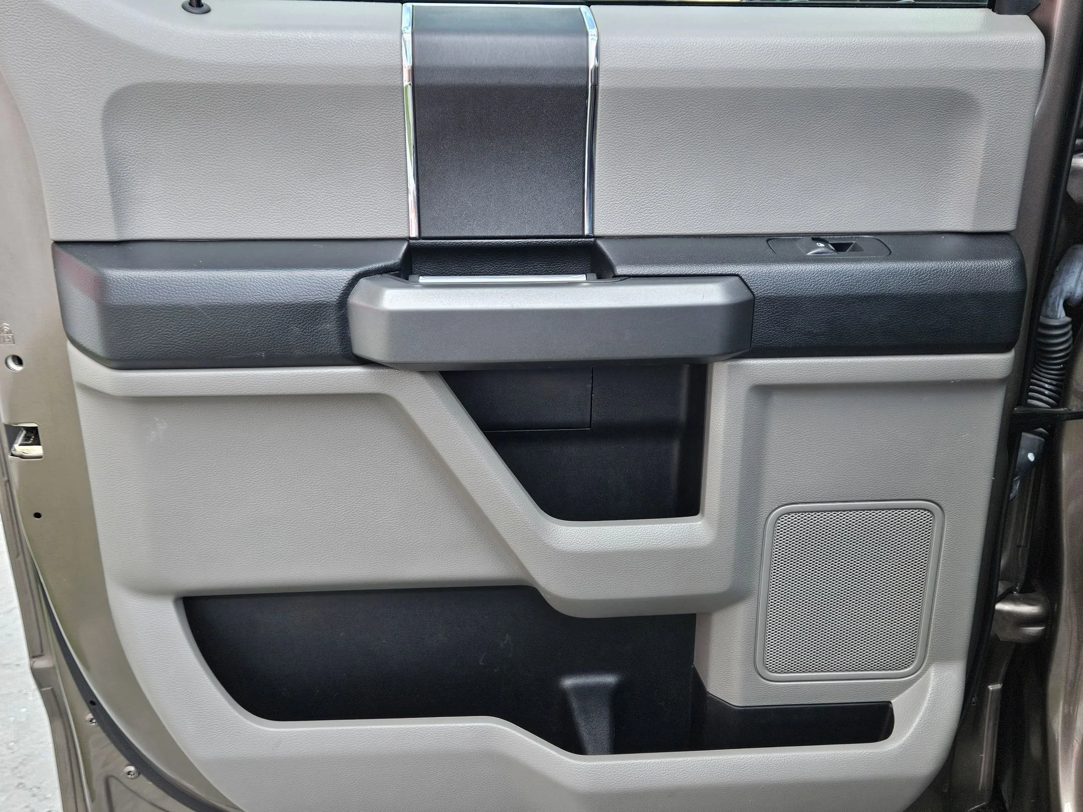 Used 2018 Stone Gray Ford XLT image 22