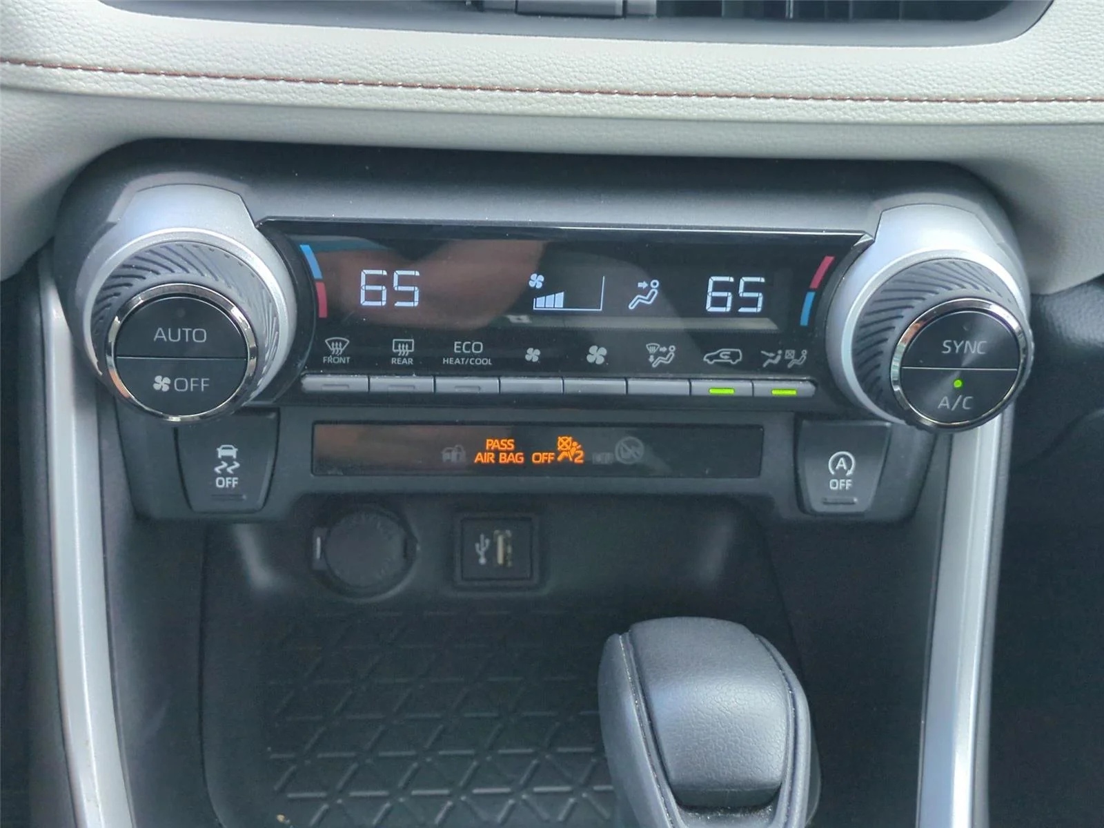 2024 Toyota RAV4 XLE - Photo 39