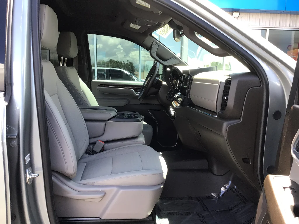 Used 2025 Sterling Metallic GMC SLE image 6