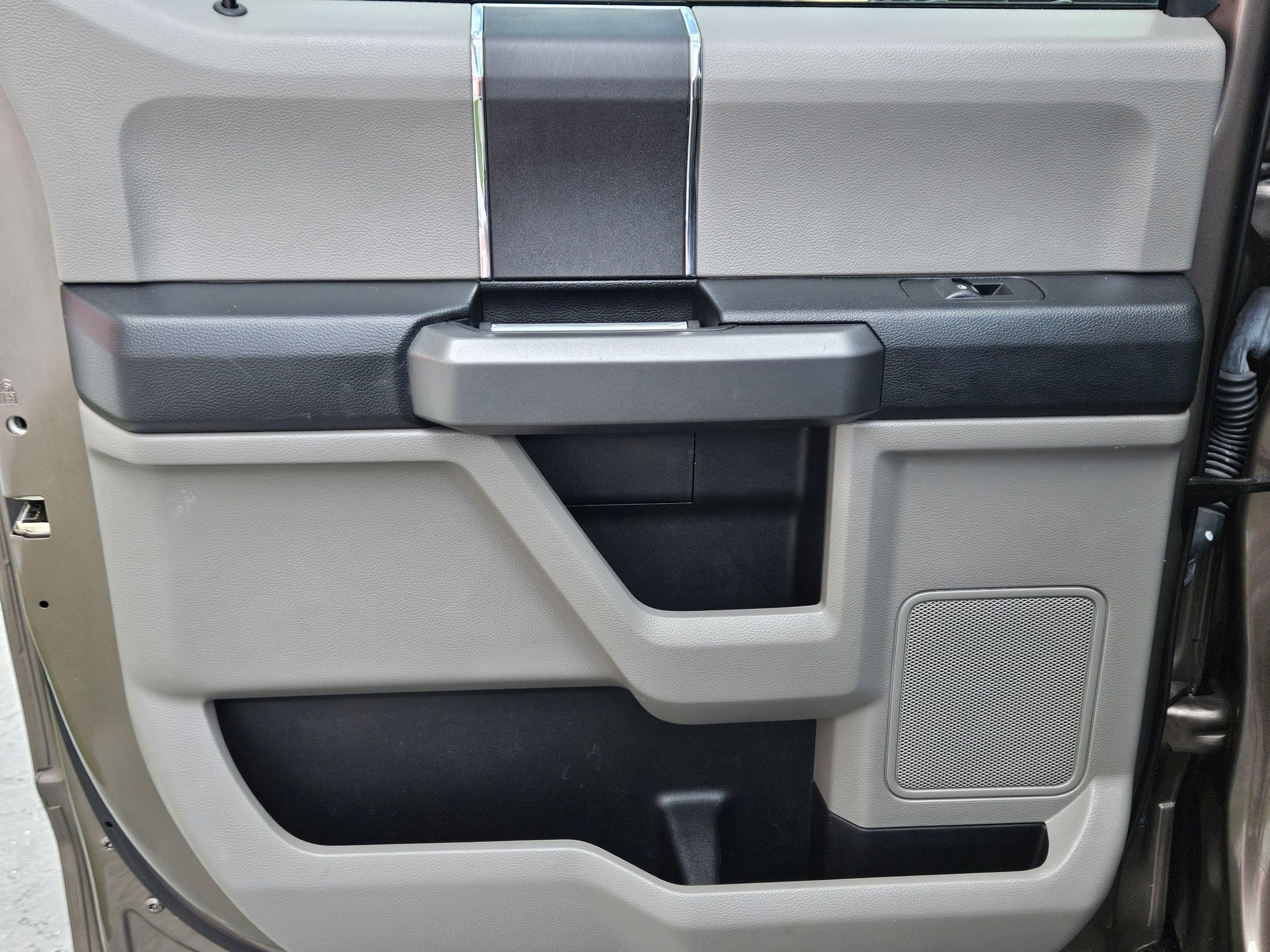 Used 2018 Stone Gray Ford XLT image 22