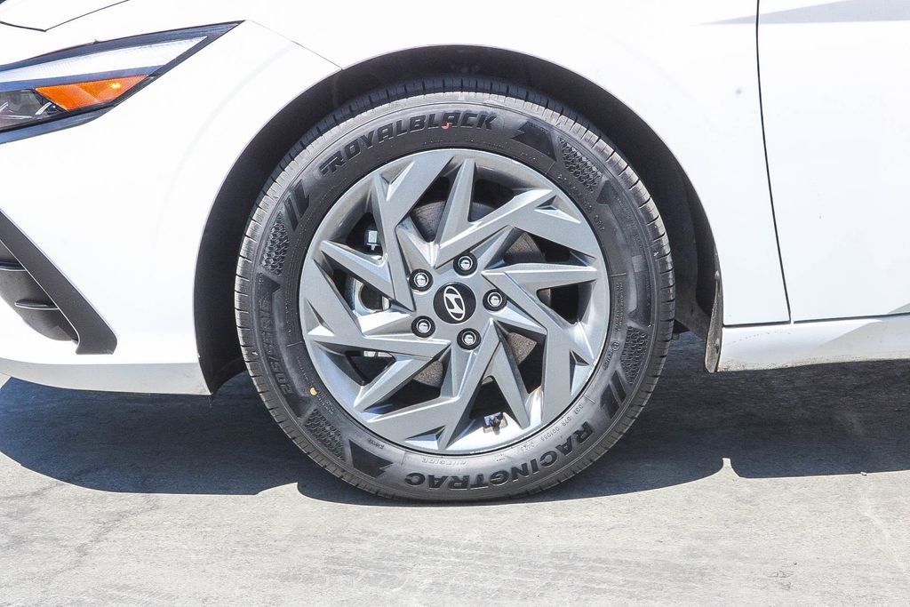 Used 2024 White Hyundai SEL image 11