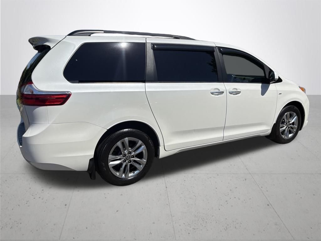 Used 2017  Toyota XLE image 7