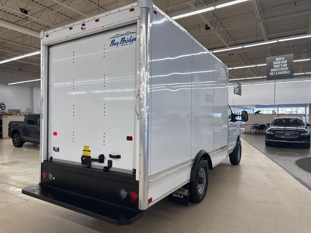 New 2025 Oxford White Ford E-350 SRW image 7