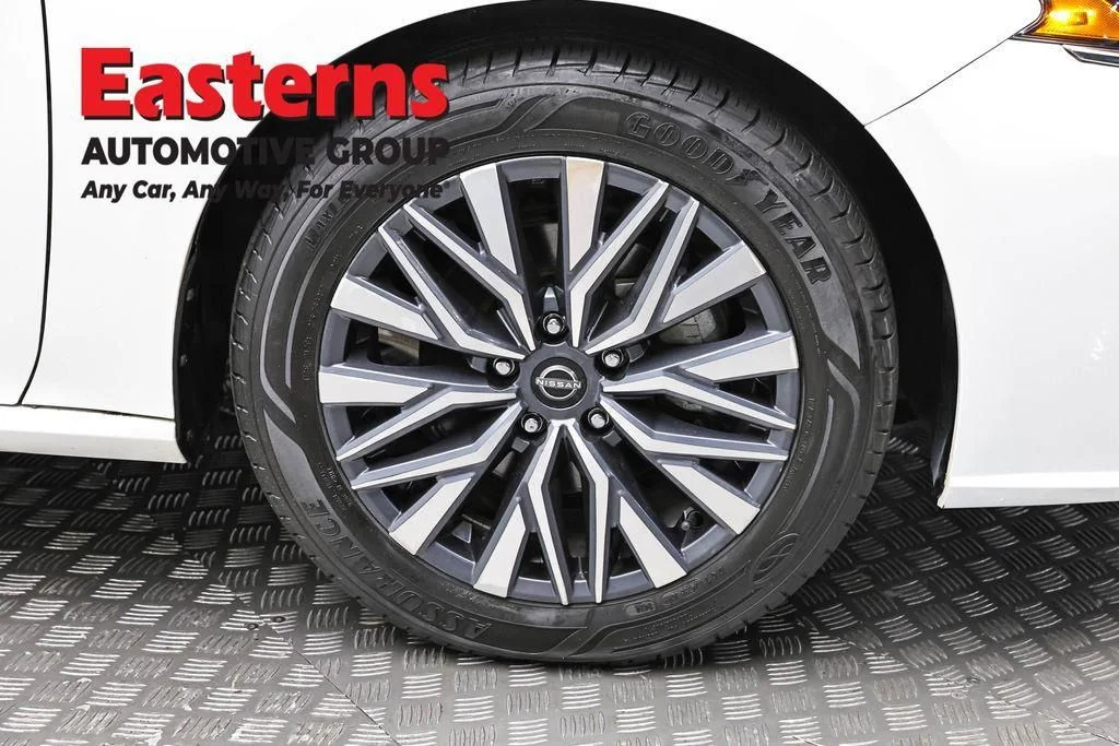 Used 2025 White Nissan 2.5 SV image 33