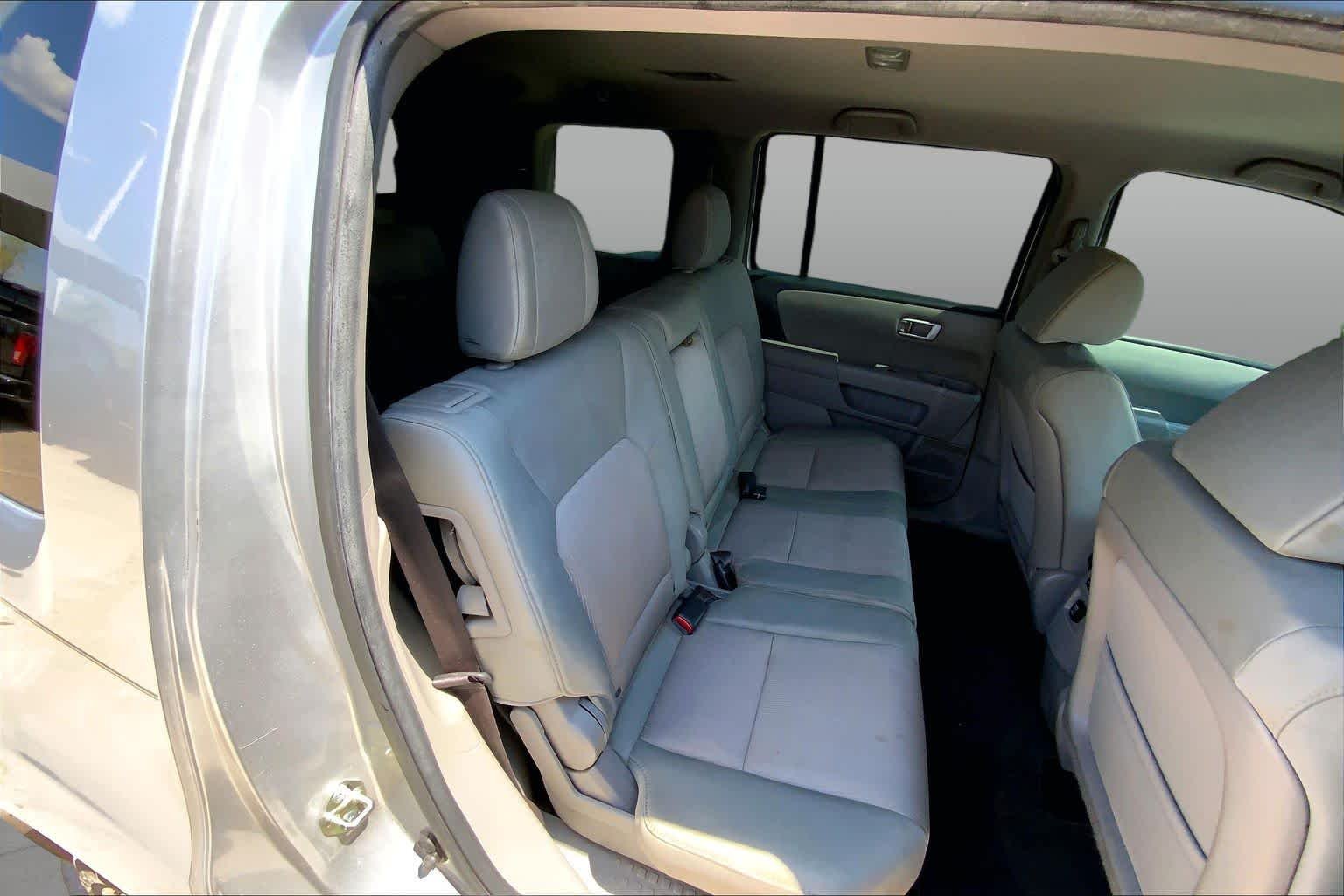 Used 2013 Alabaster Silver Metallic Honda EX image 19