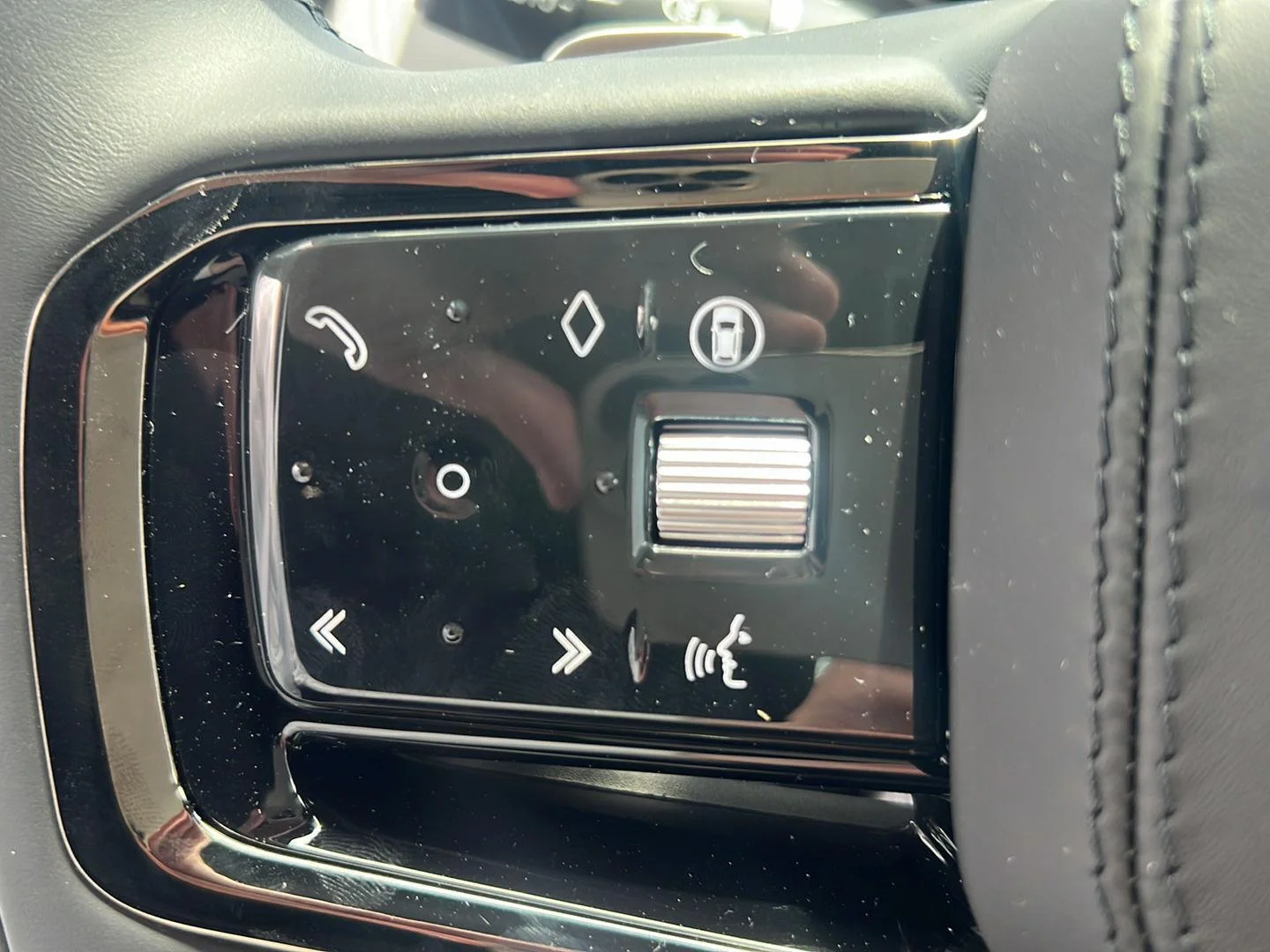 New 2026 Fuji White Land Rover Dynamic SE image 13