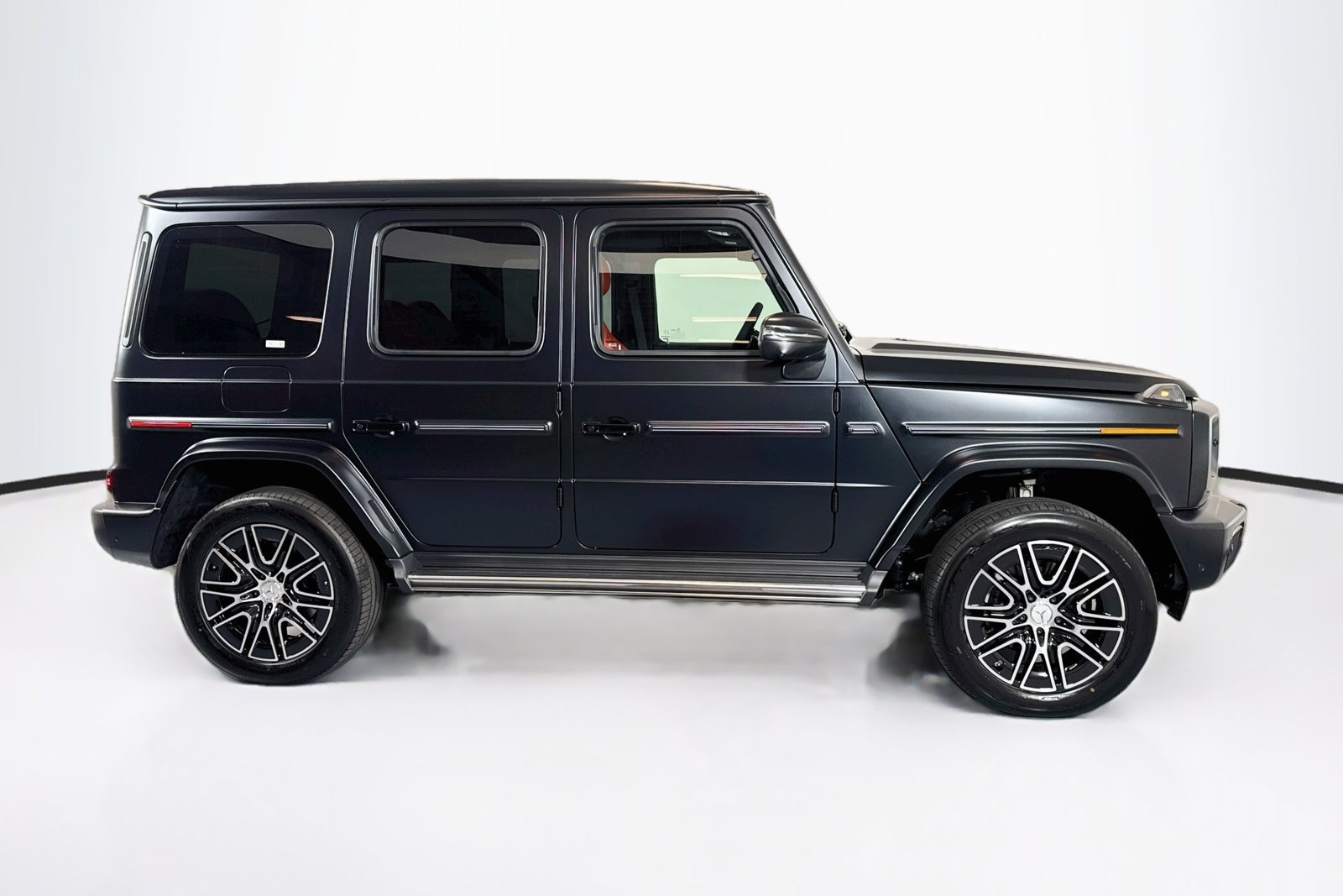 New 2027 MANUFAKTUR Night Black Magno Mercedes-Benz G 580e image 4