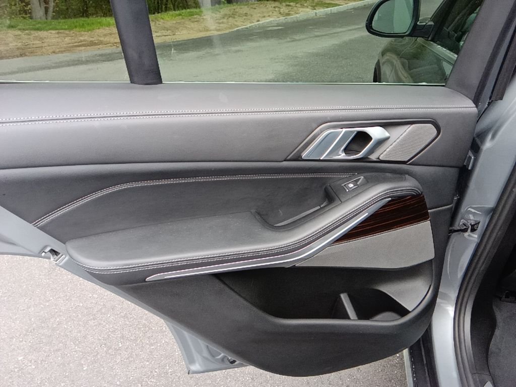 Used 2026 Skyscraper Grey Metallic BMW xDrive40i image 26