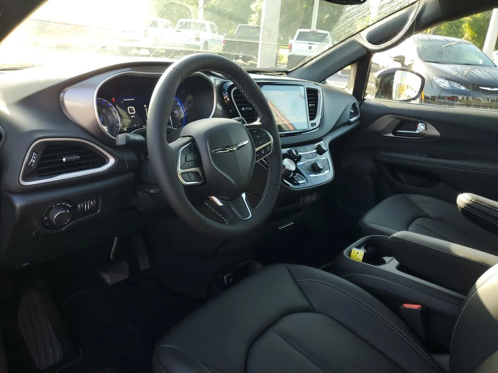 2025 Chrysler Voyager LX - Photo 8