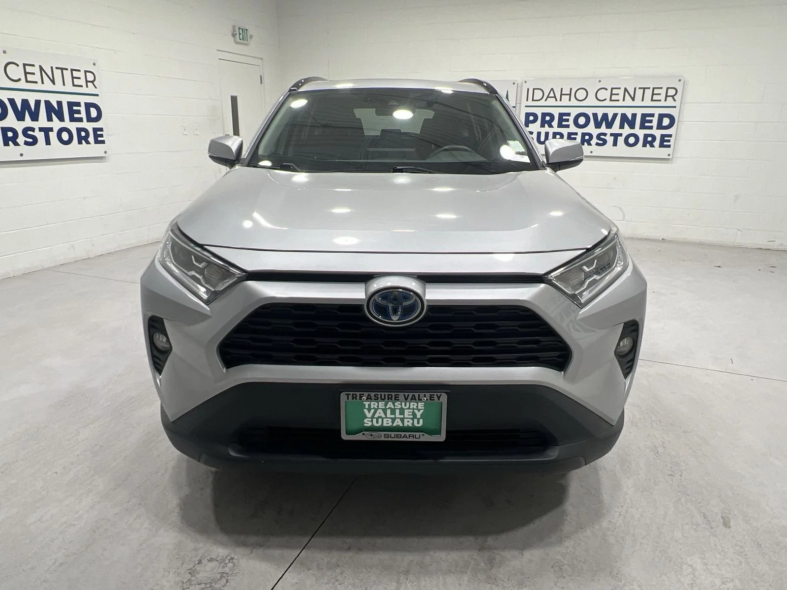 Used 2020 Silver Toyota XLE image 3