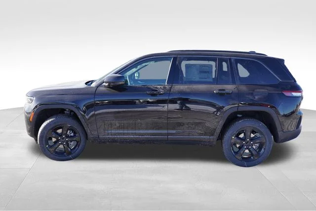 New 2026 Diamond Black Crystal Pearl-Coat Exterior Paint Jeep Limited image 6