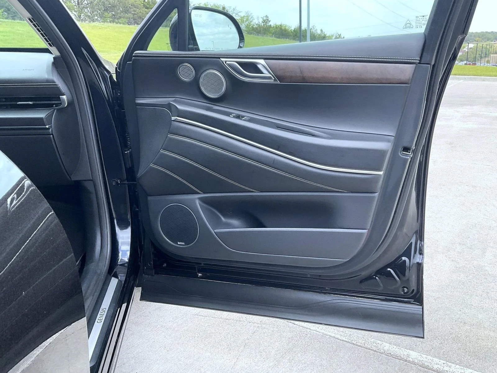 Used 2021 Black Genesis 2.5T image 17