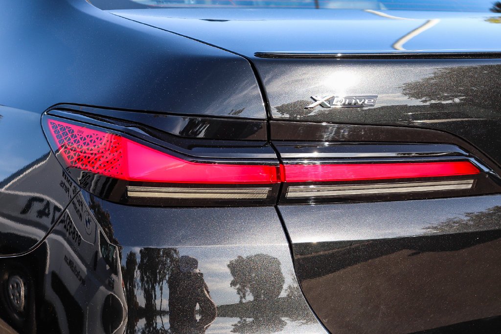 Used 2026 Black Sapphire Metallic BMW 750e xDrive image 7