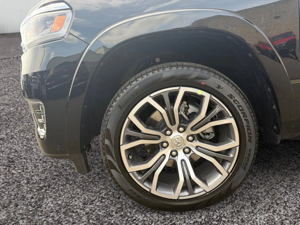 New 2026 Diamond Black Crystal Pearl-Coat Exterior Paint RAM Tungsten image 9