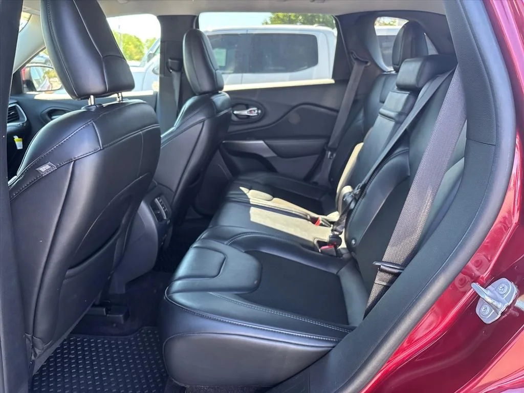 Used 2019 Red Jeep Latitude Plus image 19