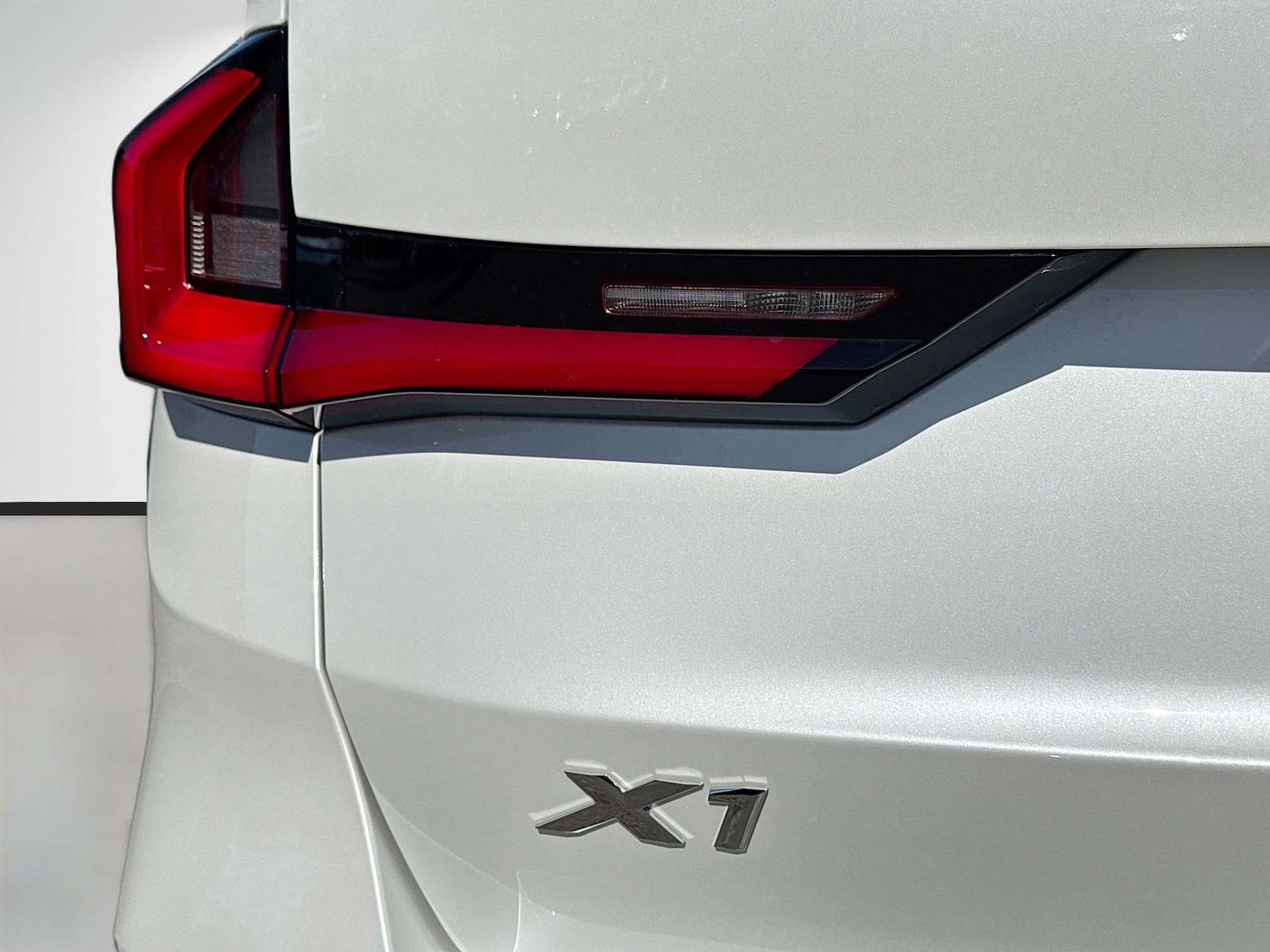 New 2026 Mineral White Metallic BMW xDrive28i image 10