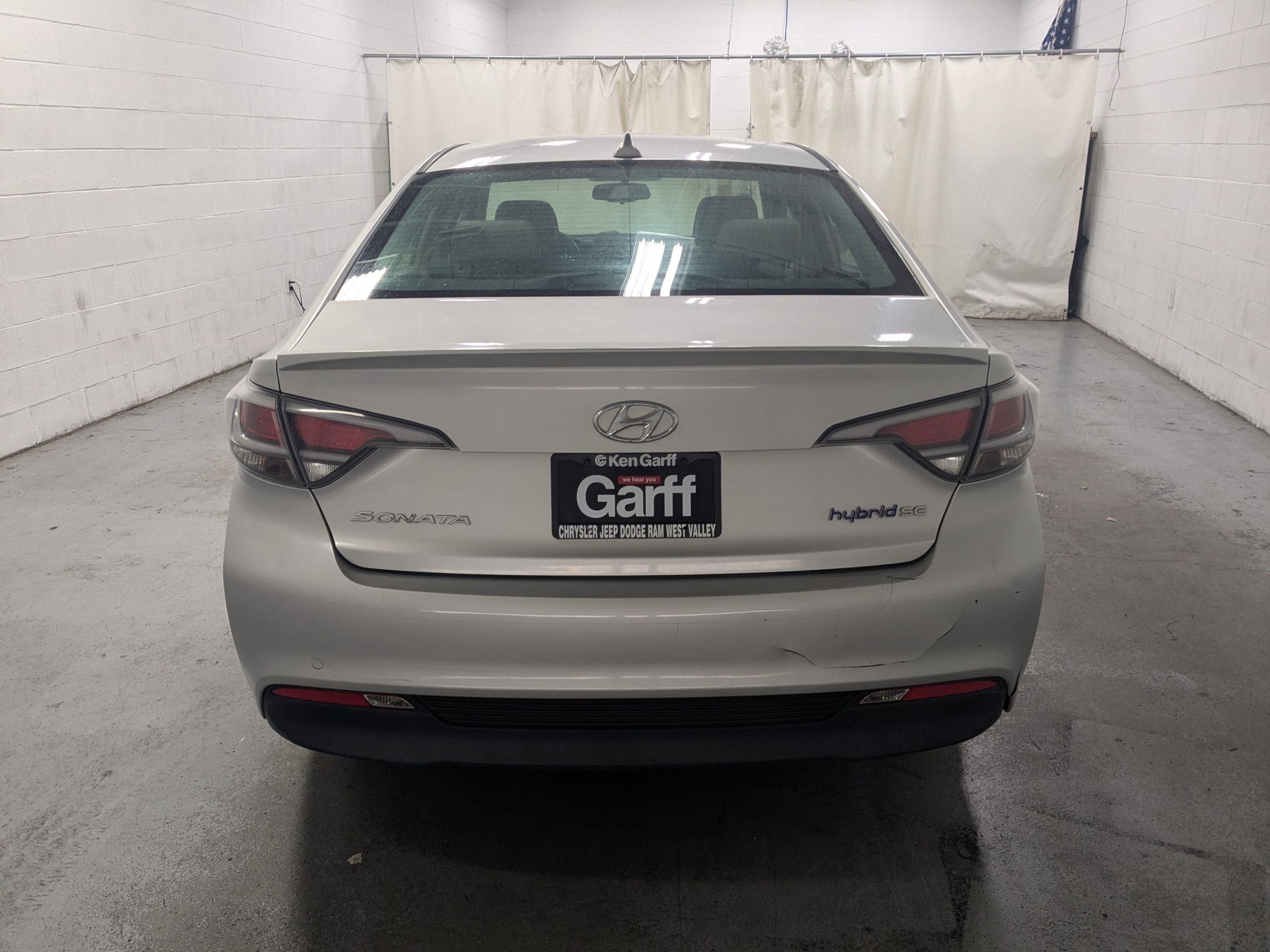 Used 2016 Starlight Silver Hyundai SE image 5