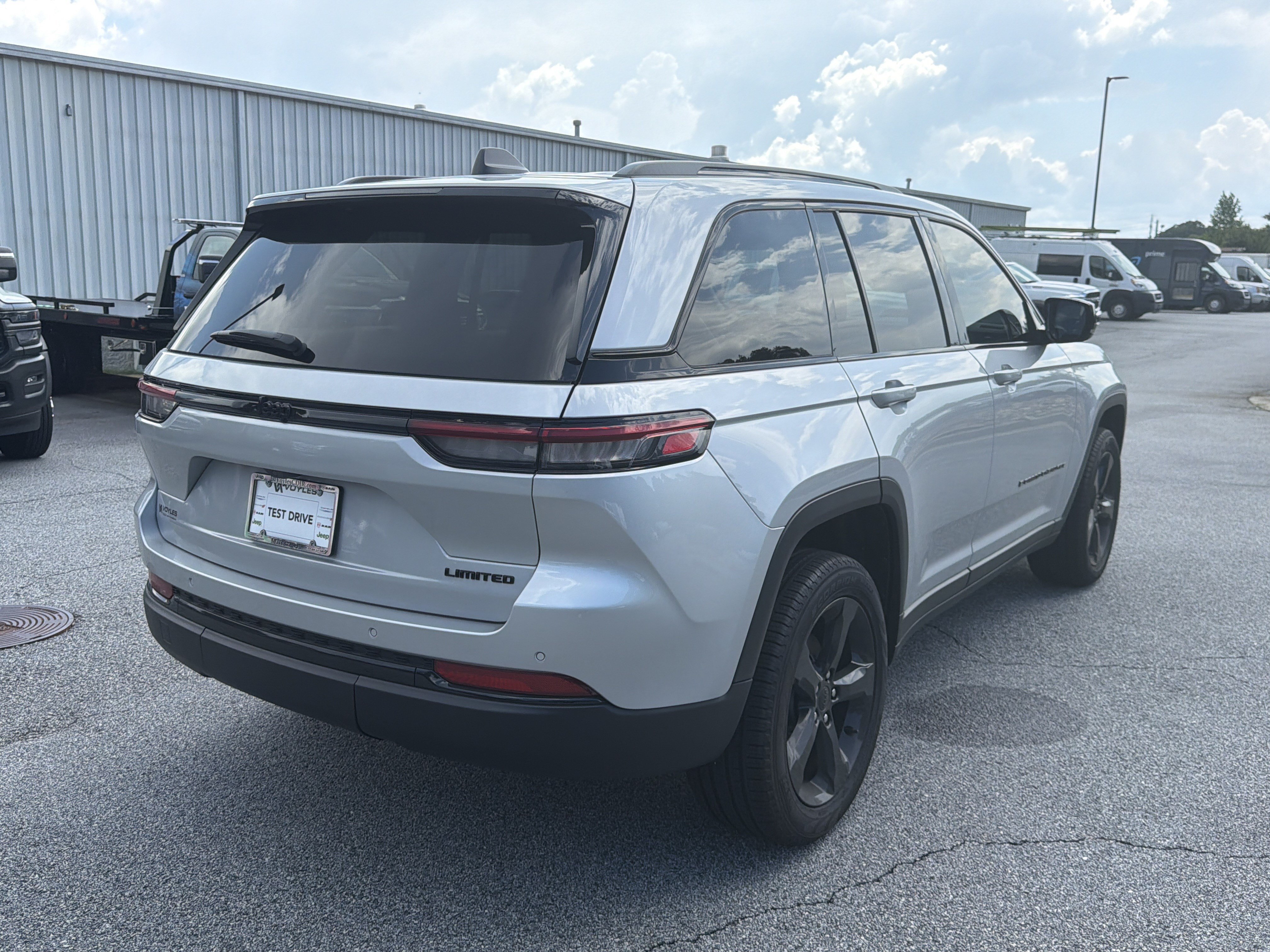 New 2025 Silver Zynith Exterior Paint Jeep Limited image 8
