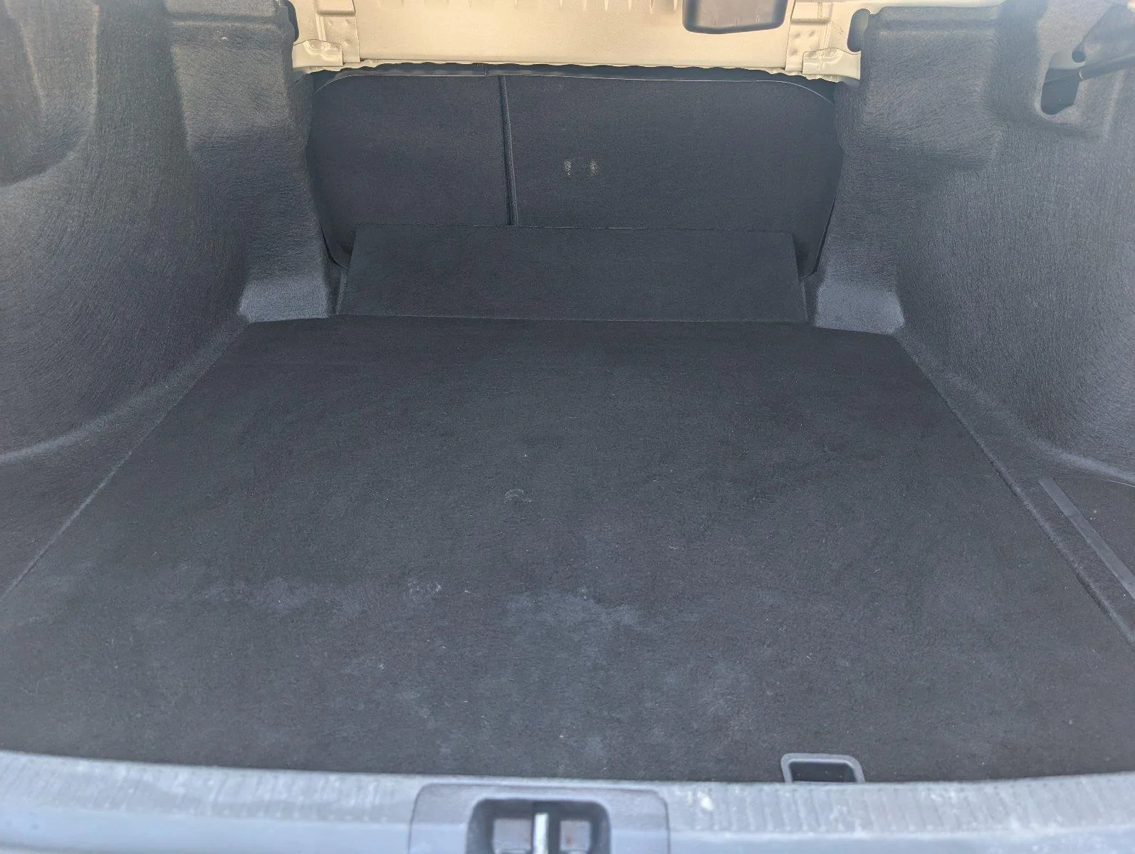 Used 2025 Ice Cap Toyota LE image 5