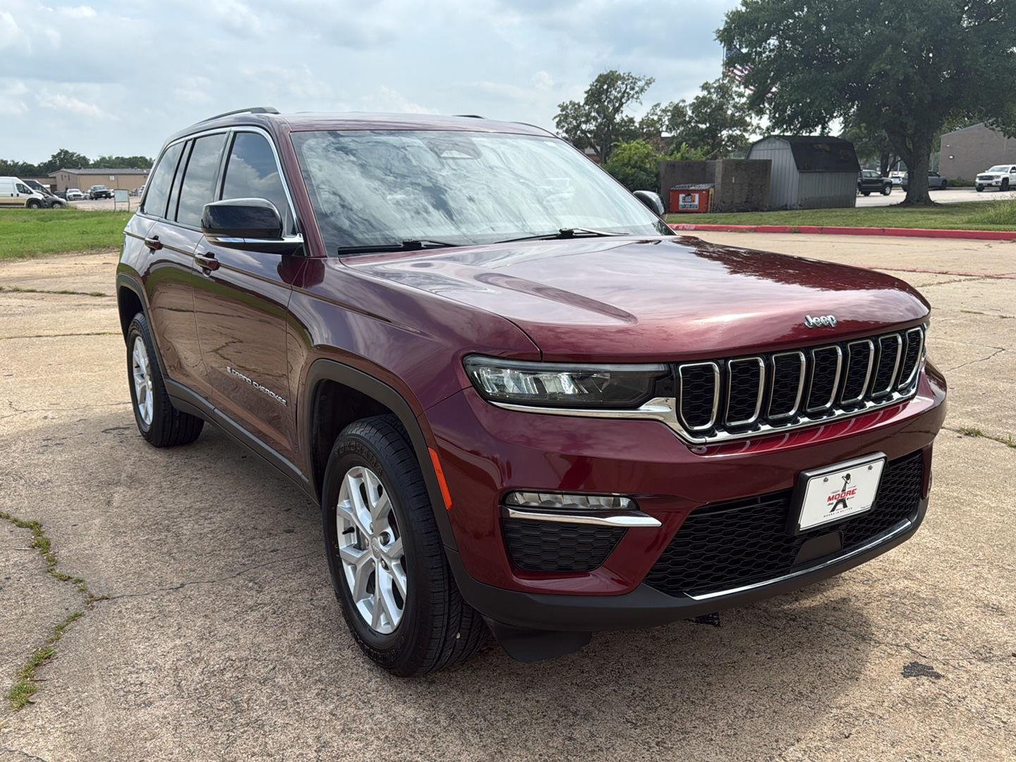 Used 2023 Velvet Red Pearlcoat Jeep Limited image 1