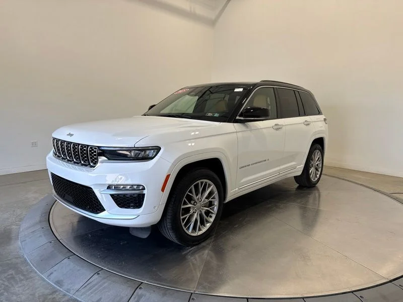 Used 2025 White Jeep Summit image 3