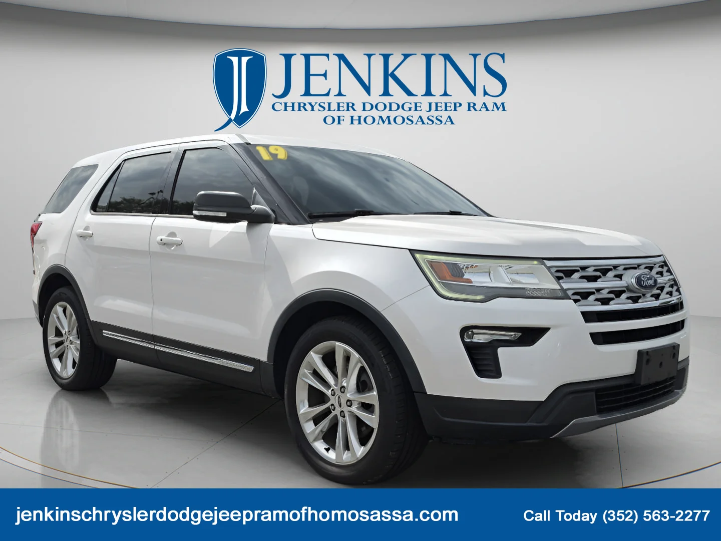 Used 2019 White Platinum Clearcoat Metallic Ford XLT image 1