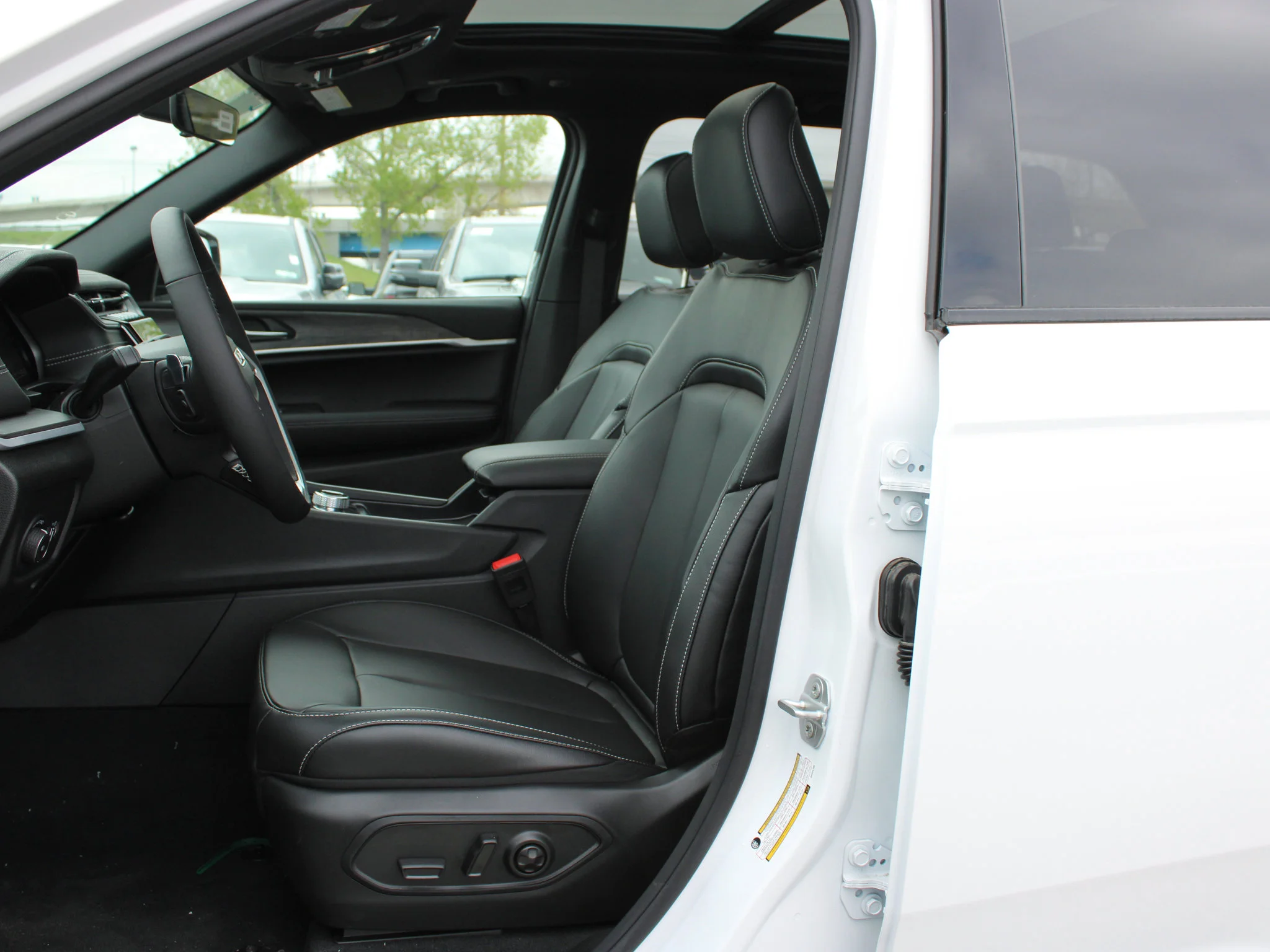 Used 2025 White Jeep Limited* 4x4, Panoramic Sunroof, Trailer Tow Package image 9