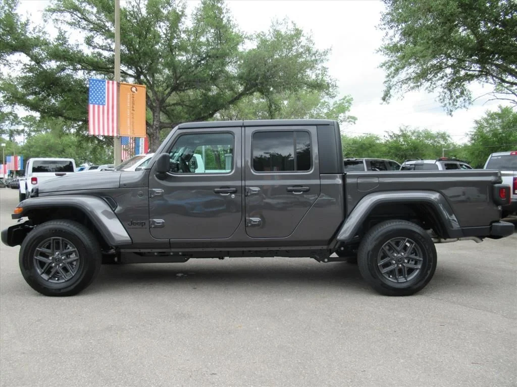 New 2026 Granite Crystal Metallic Clear-Coat Exterior Paint Jeep Sport S image 4