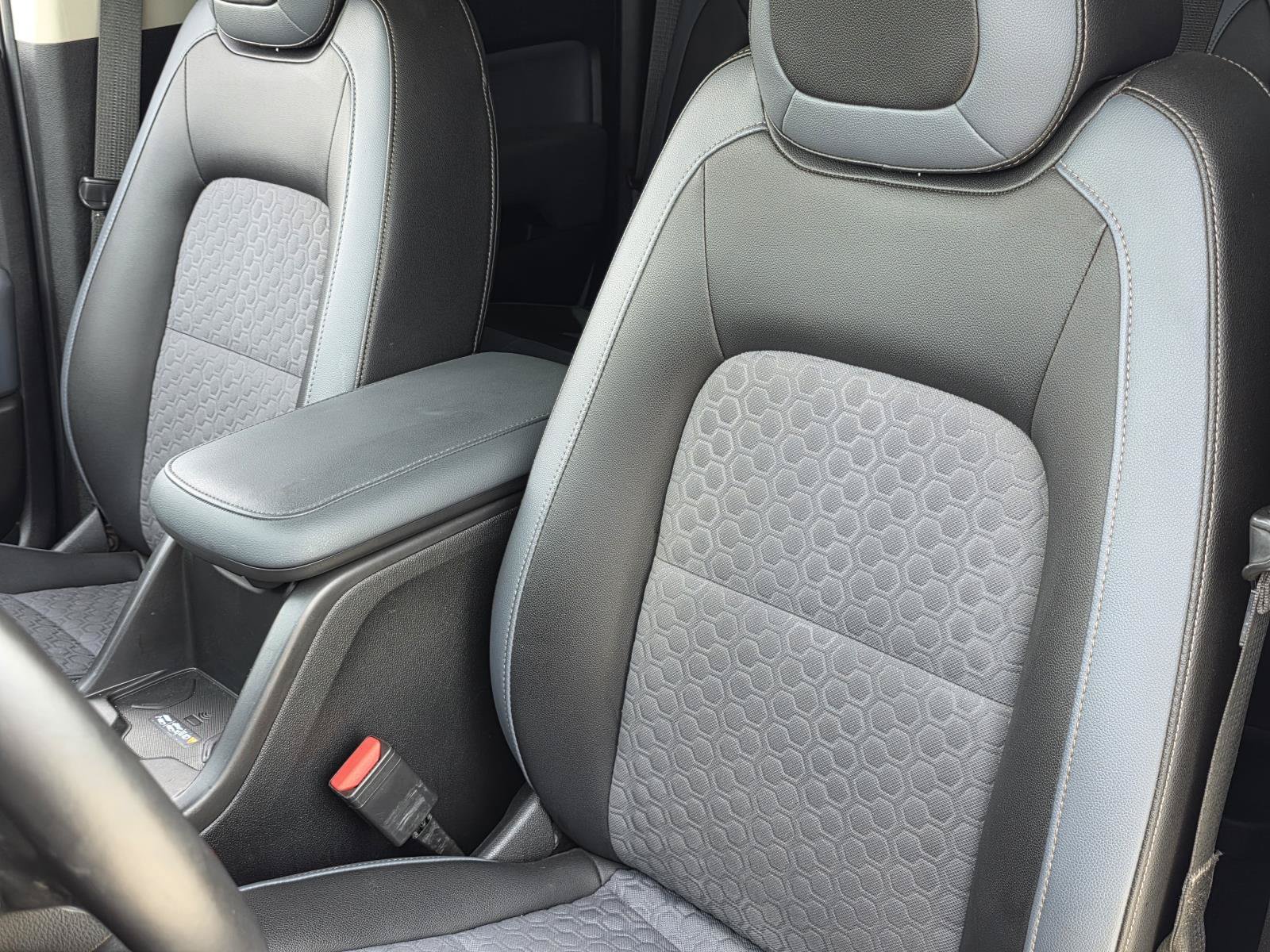 Used 2019 Black Chevrolet Z71 image 13