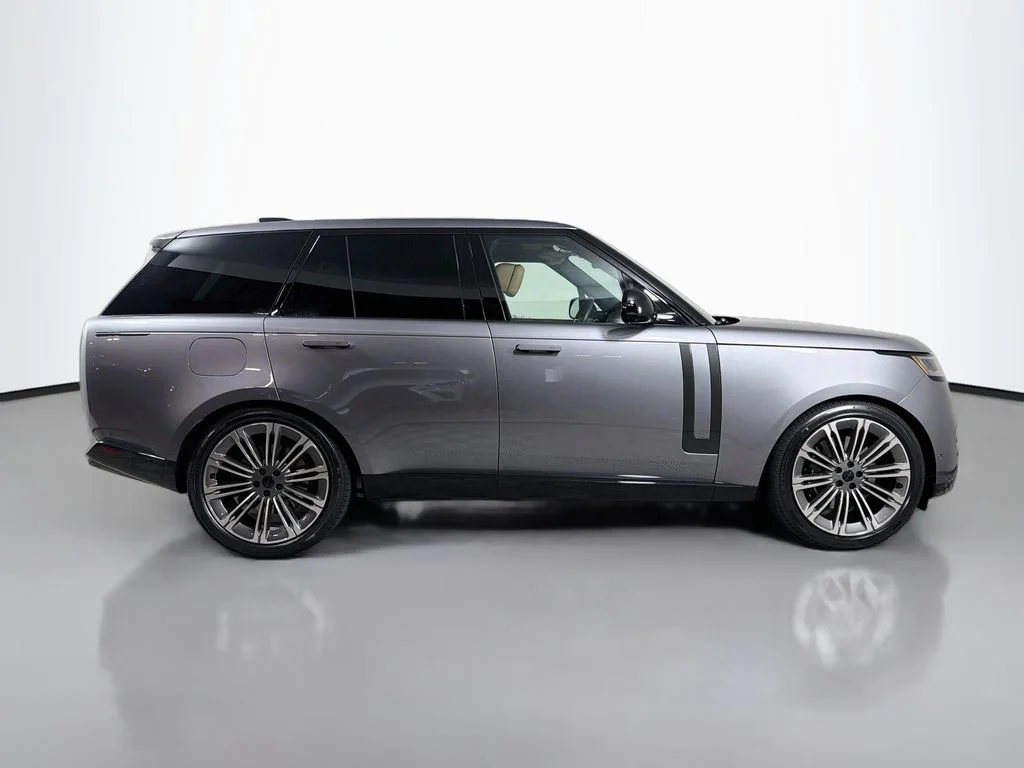 New 2026 Eiger Grey Land Rover SE image 4