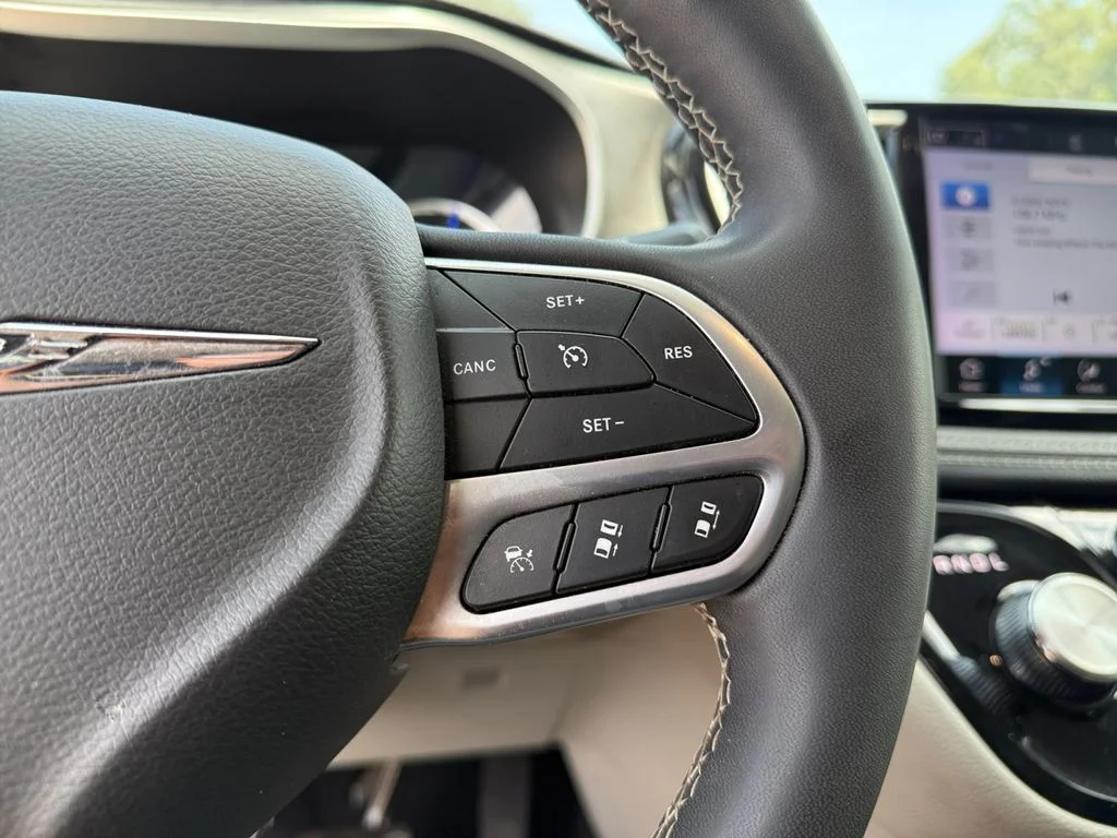 Used 2024 White Chrysler Select image 25