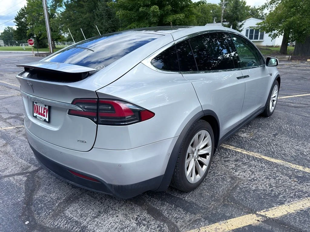 Used 2016 Silver Tesla  image 9