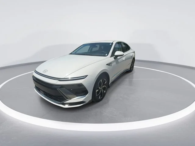 Used 2024 White Hyundai SEL image 4