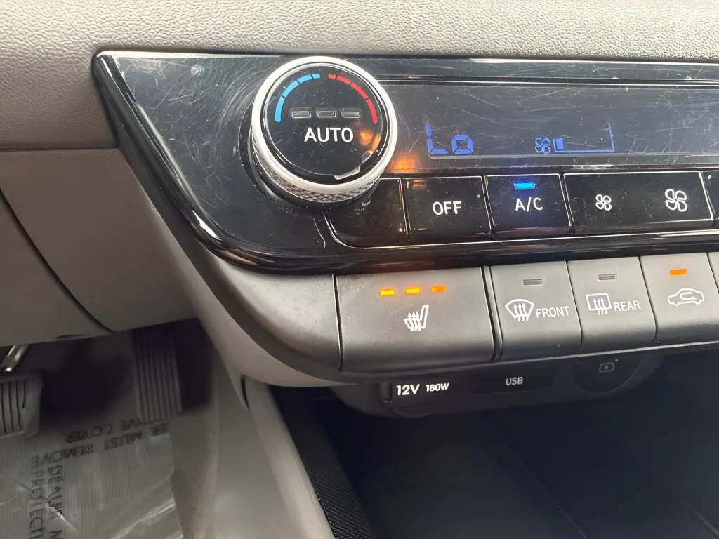 Used 2025 Silver Hyundai SEL Convenience image 21