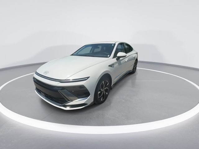 Used 2024 White Hyundai SEL image 4