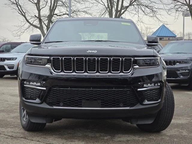 New 2025 Diamond Black Crystal Pearlcoat Jeep Limited image 3