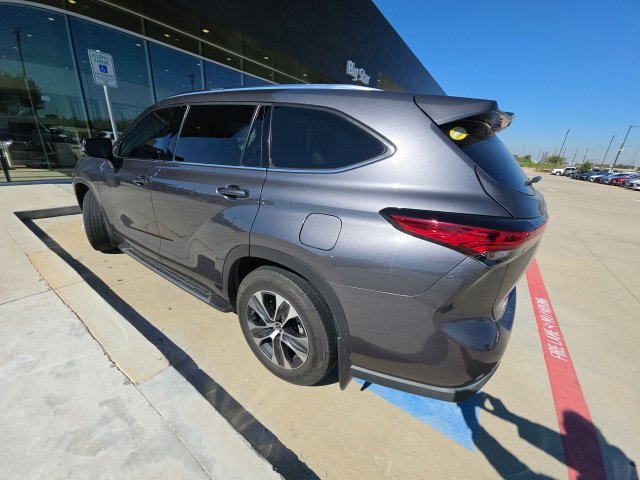 Used 2021 Magnetic Gray Metallic Toyota XLE image 5