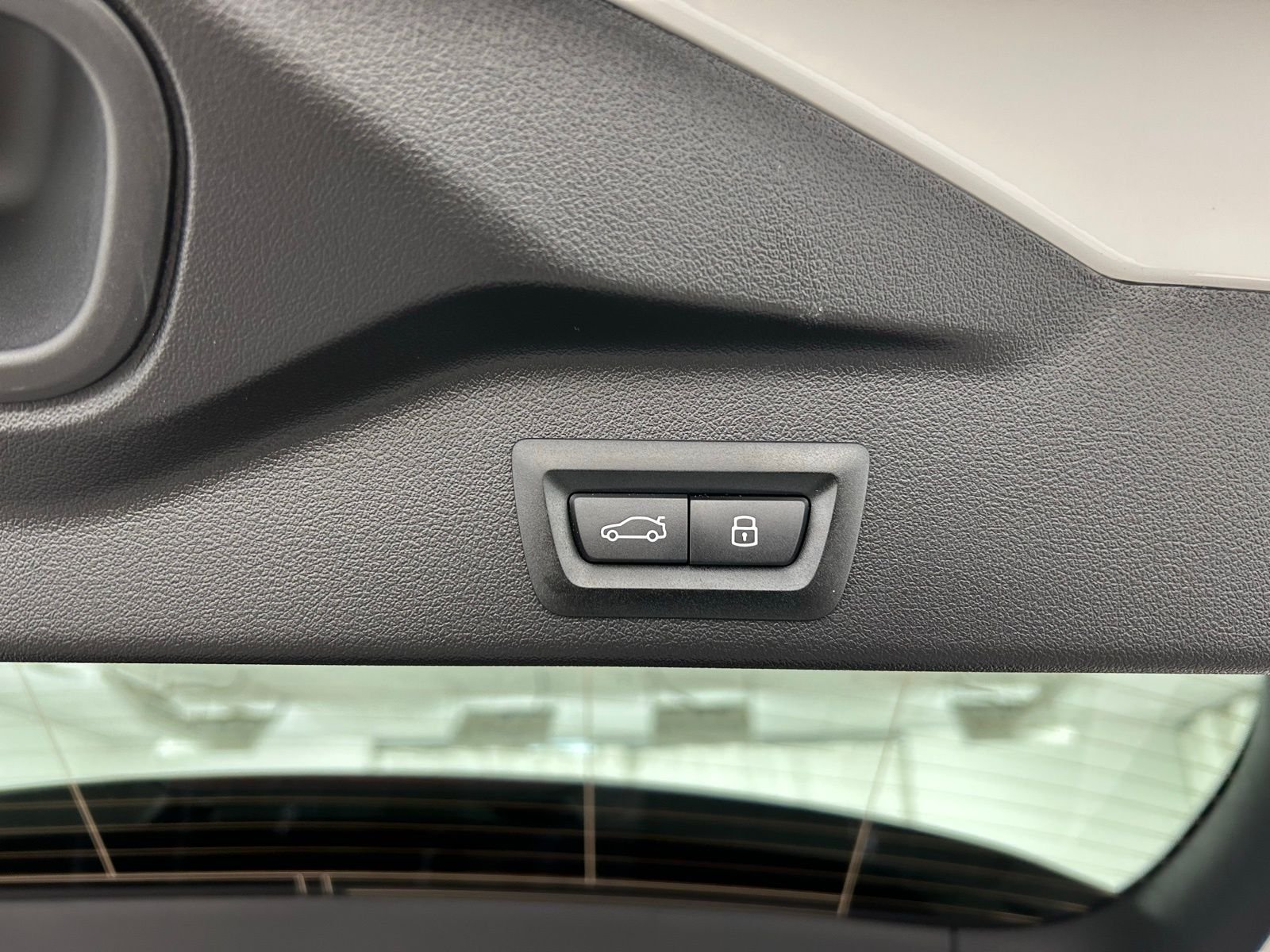 New 2026 Mineral White Metallic BMW xDrive50e image 40