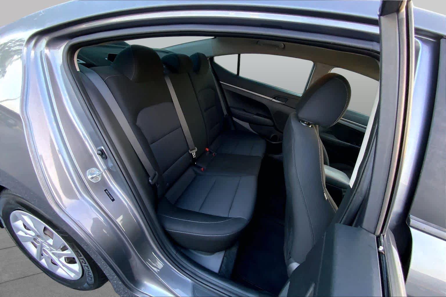Used 2018 Machine Gray Hyundai SE image 18