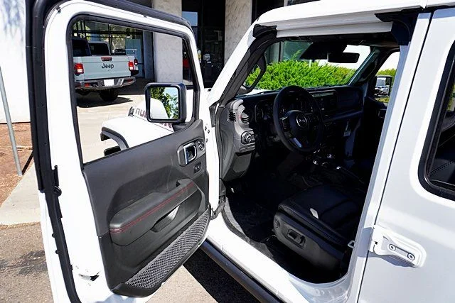 New 2026 Bright White Clear-Coat Exterior Paint Jeep Rubicon X image 42