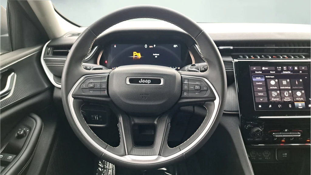 Used 2023 White Jeep Laredo image 18