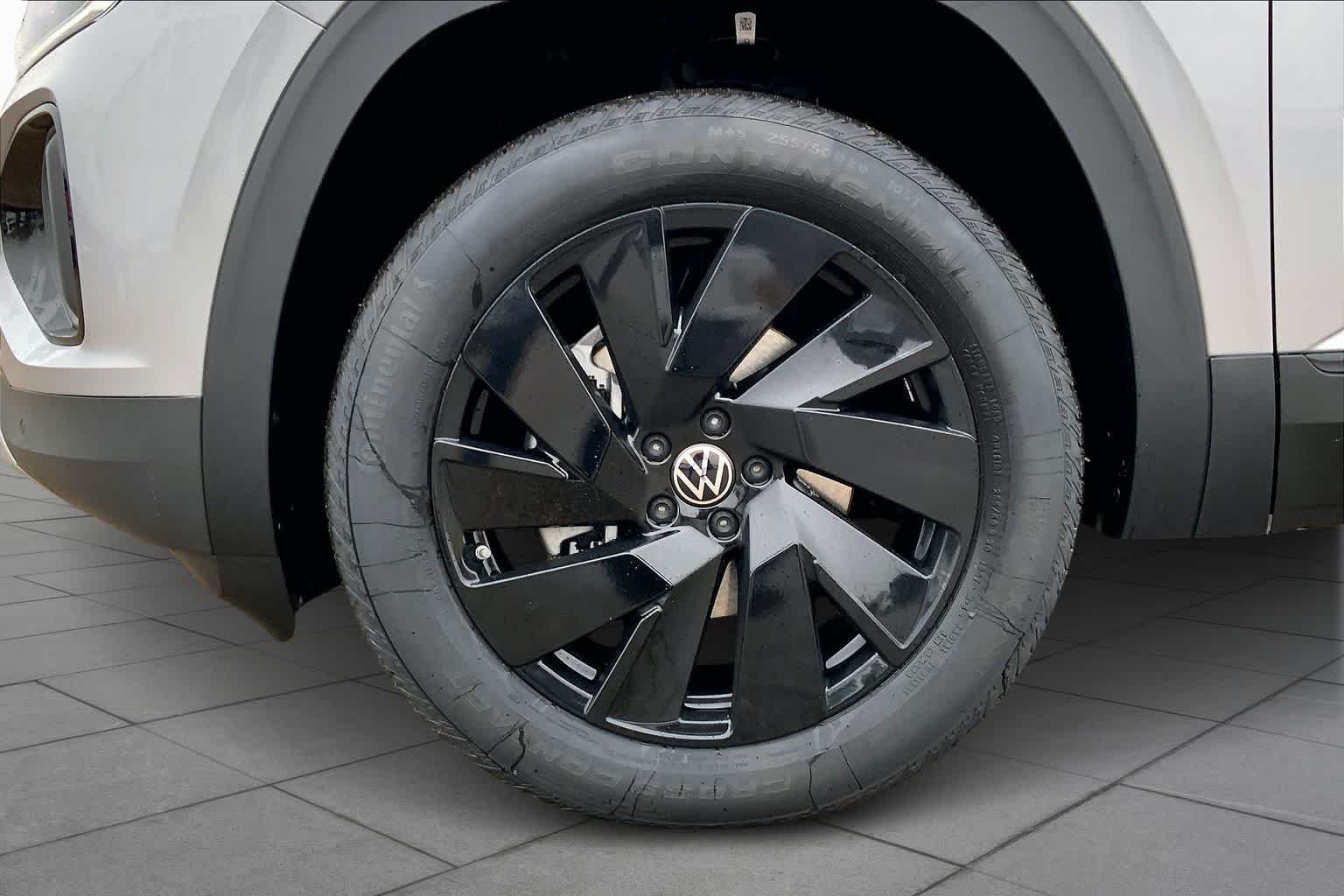 New 2026 Silver Mist Metallic Volkswagen 2.0T SE w/Technology image 12