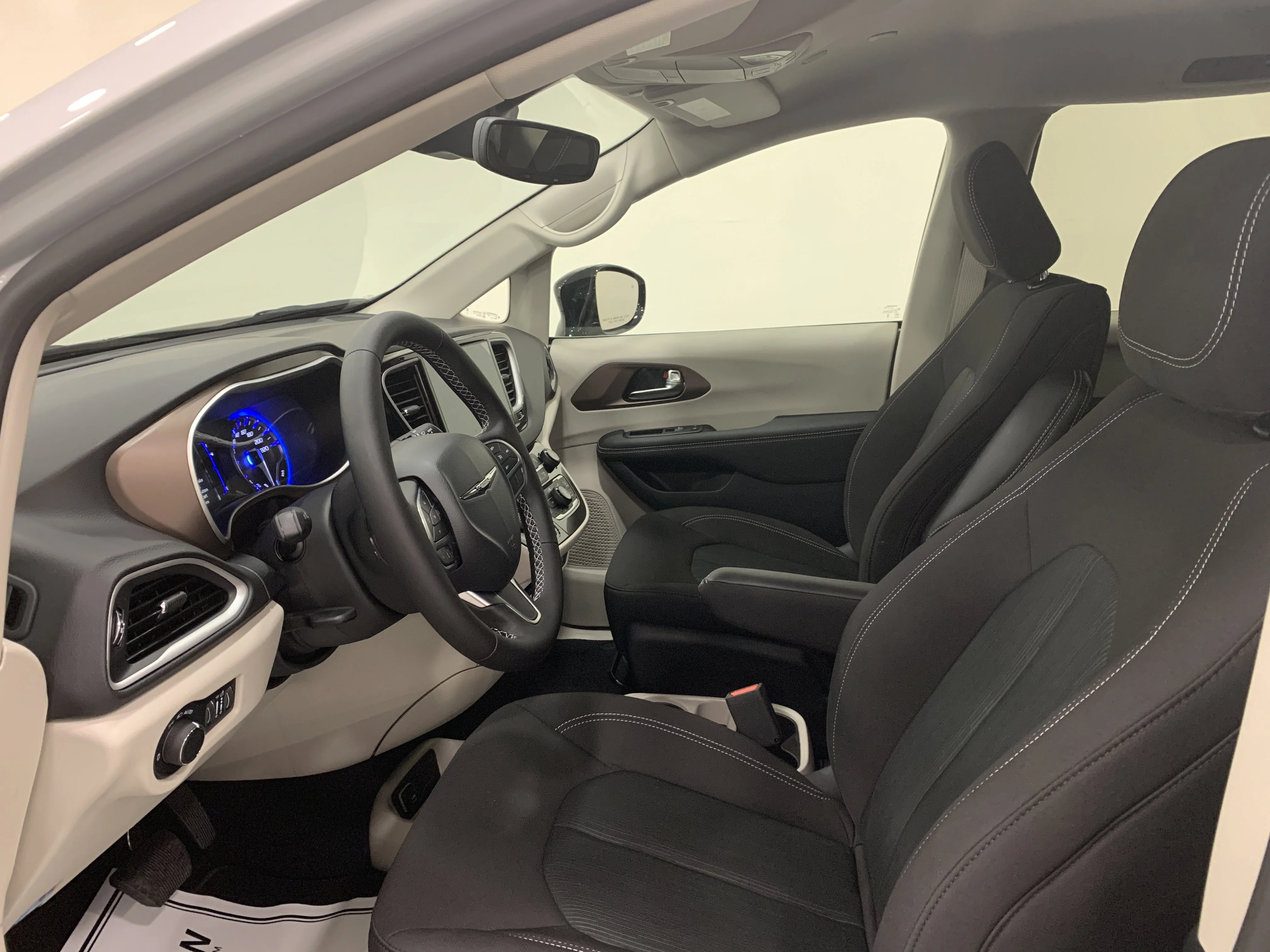 New 2024 Silver Mist Chrysler SXT image 6